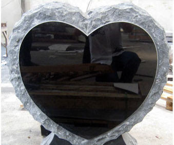 Памятник в форме сердца